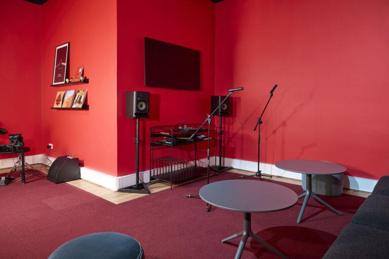 Studio-live-3-scaled-1.jpg