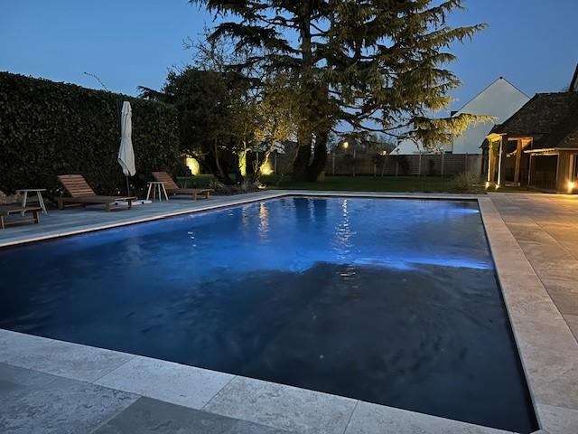 Piscine_nuit-tombante-avec-lumieres_BD.jpg