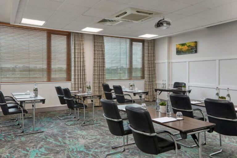 crowne-plaza-dublin-blanchardstown-1lieu1salle-meetings-1.jpg