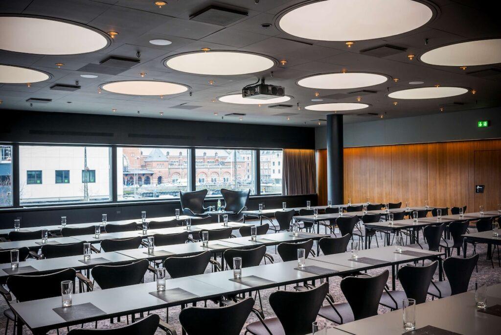 radisson-collection-royal-1lieu1salle-meetings.jpg