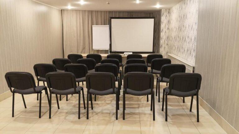 ch-bucarest-1lieu1salle-meeting.jpg