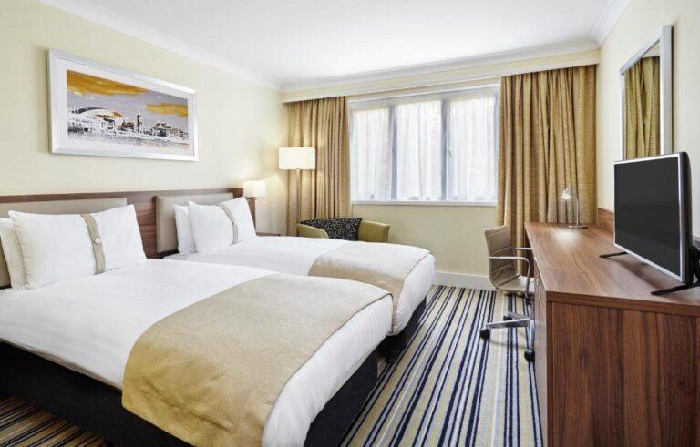 holiday-inn-cardiff-north-1lieu1salle-event.jpg