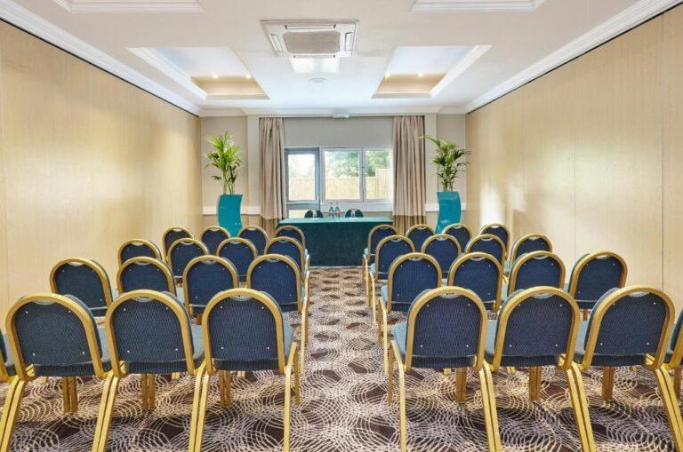 holiday-inn-cardiff-north-1lieu1salle-meeting.jpg