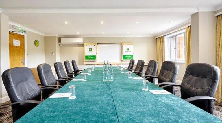 holiday-inn-cardiff-north-1lieu1salle-meetings.jpg