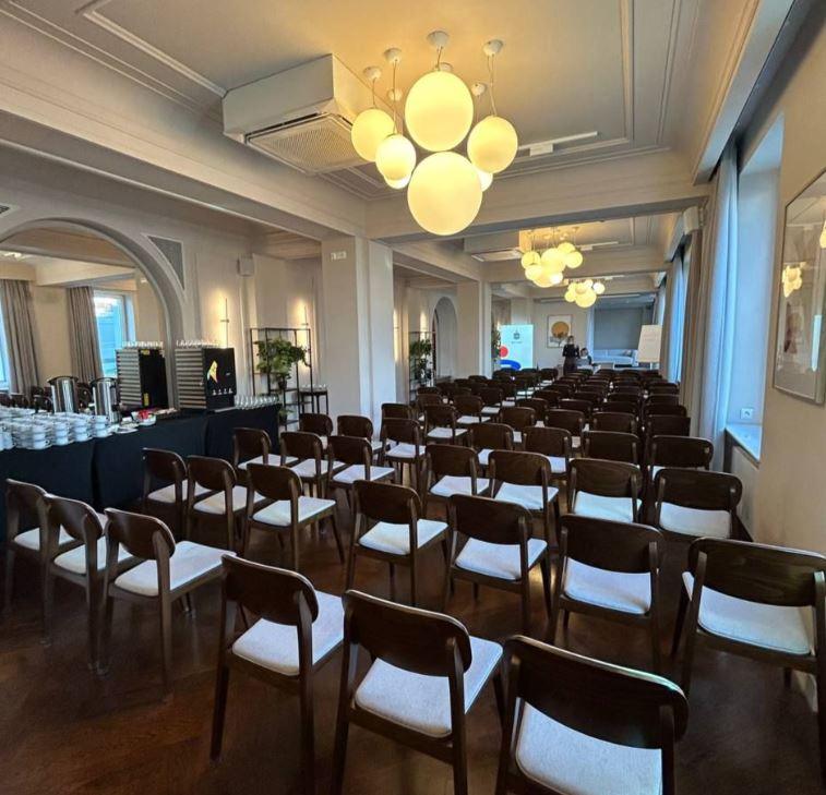 hotel-cristal-bialystok-1lieu1salle-meeting.jpg