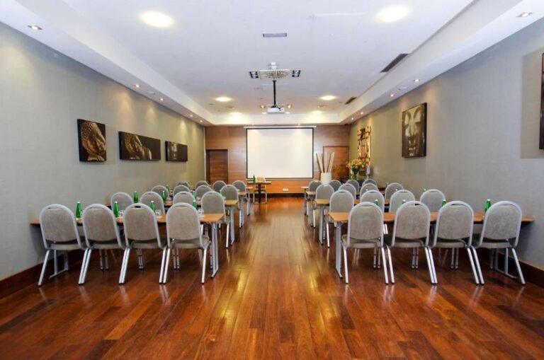nh-poznan-1lieu1salle-meeting.jpg