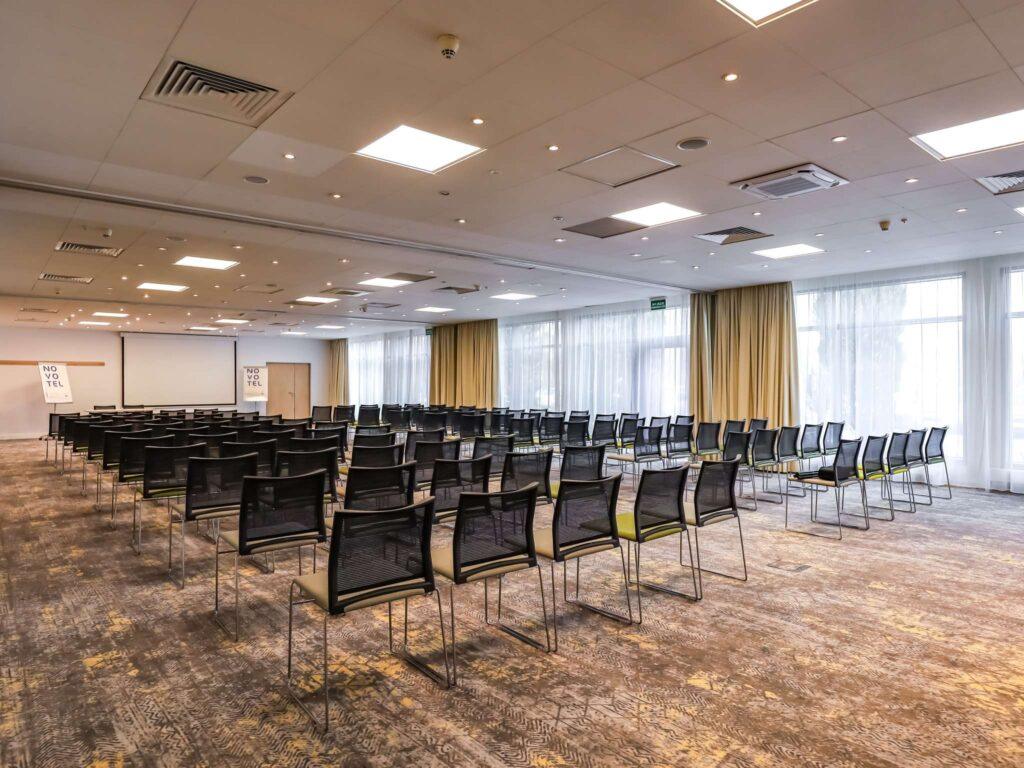 novotel-poznan-malta-1lieu1salle-meetings.jpg