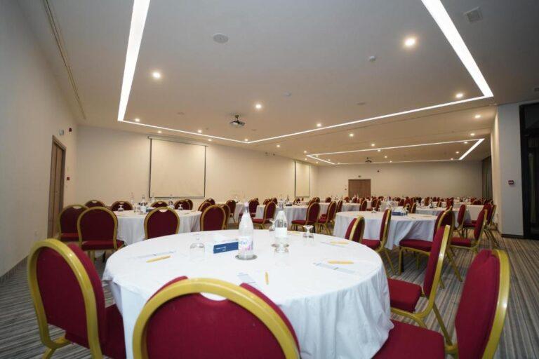 royal-tulip-taj-sultan-1lieu1salle-meeting.jpg
