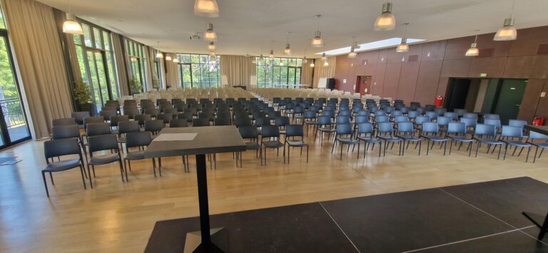 Pleniere-350-personnes.jpg