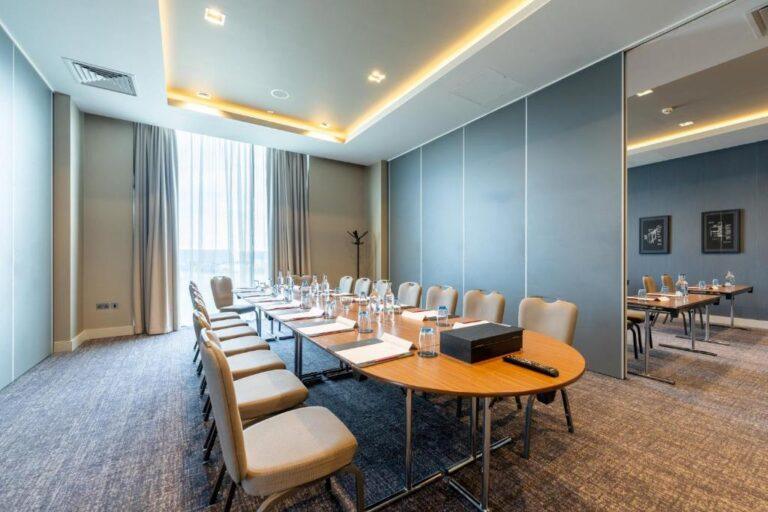 crowne-plaza-aberdeen-aeroport-1lieu1salle-meetings.jpg