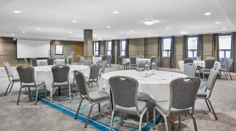 crowne-plaza-belfast-1lieu1salle-reunions.jpg