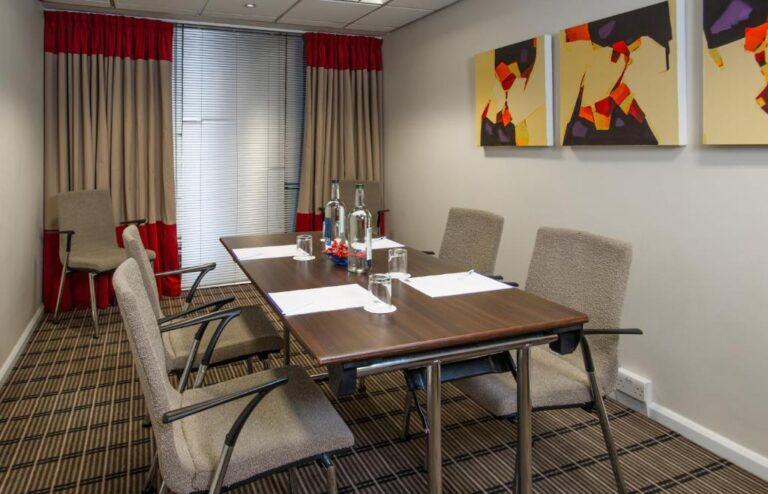 holiday-inn-aeroport-luton-1lieu1salle-meeting.jpg