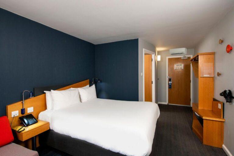 holiday-inn-express-newport-1lieu1salle-event.jpg
