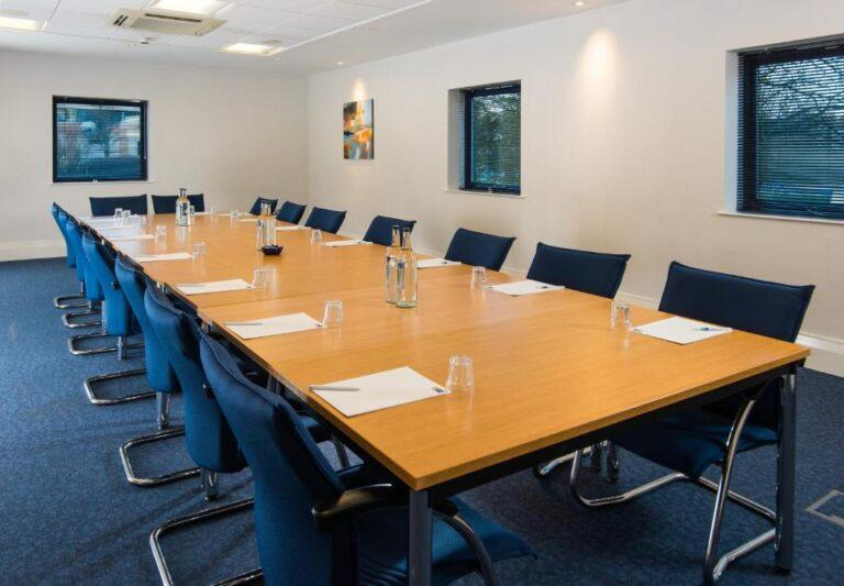 holiday-inn-express-newport-1lieu1salle-meetings.jpg