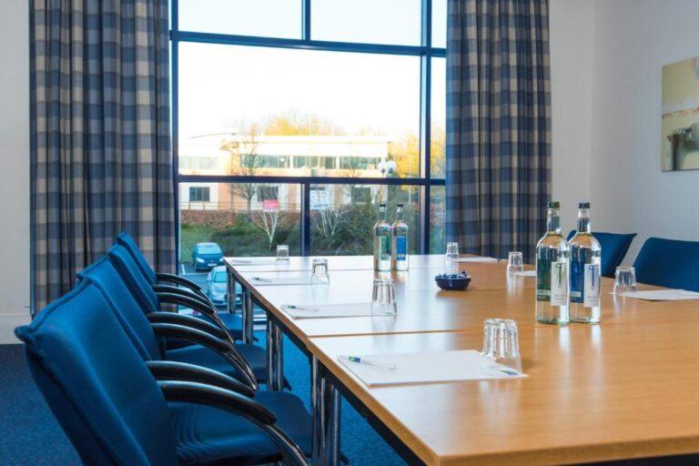 holiday-inn-express-newport-1lieu1salle-reunion.jpg