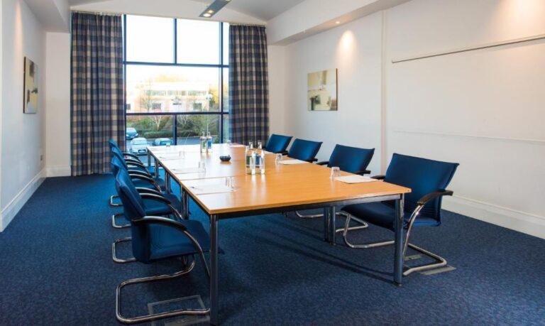 holiday-inn-express-newport-1lieu1salle-reunions.jpg
