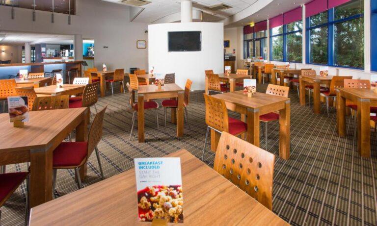 holiday-inn-express-newport-1lieu1salle-seminaire.jpg