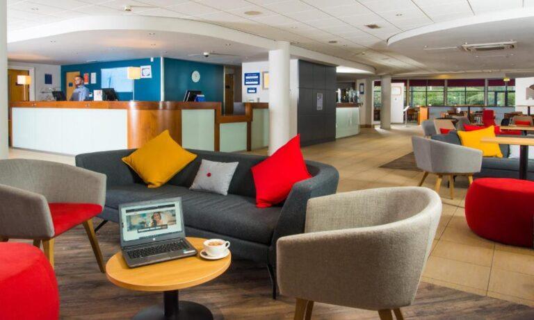 holiday-inn-express-newport-1lieu1salle-seminaires.jpg