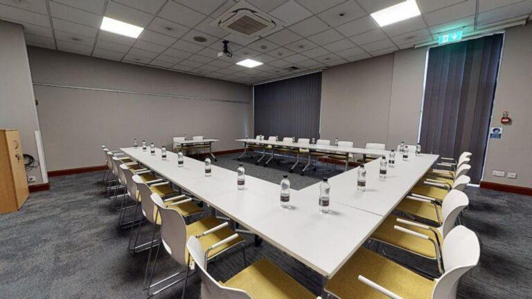 holiday-inn-london-brentwood-1lieu1salle-meeting.jpg