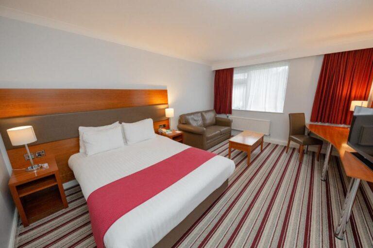 holiday-inn-newport-1lieu1salle-event.jpg