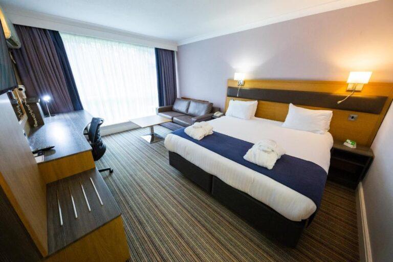 holiday-inn-newport-1lieu1salle-events.jpg