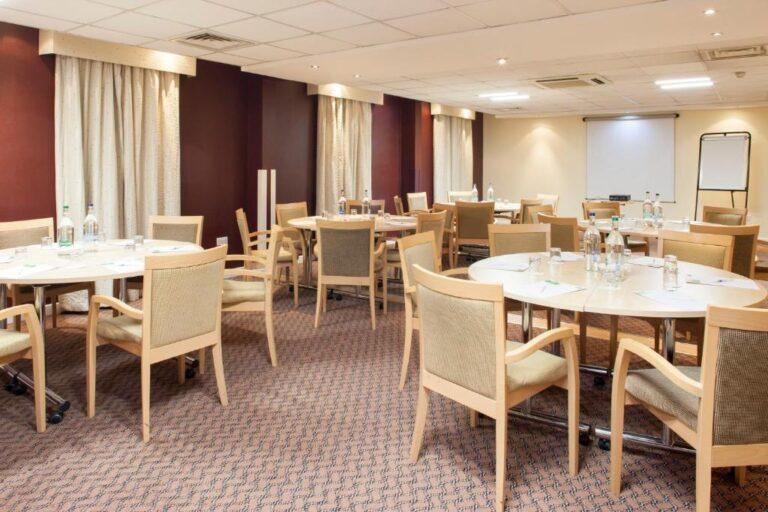 holiday-inn-stansted-aeroport-1lieu1salle-meetings.jpg