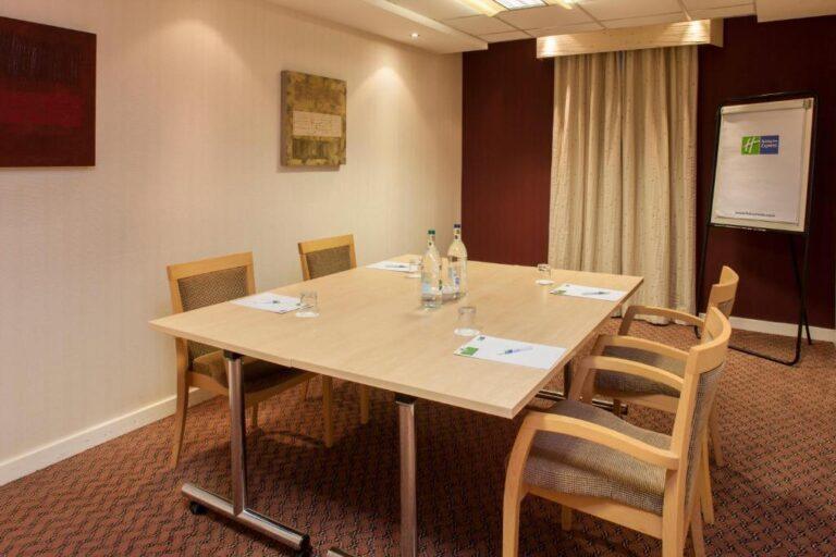 holiday-inn-stansted-aeroport-1lieu1salle-reunion.jpg