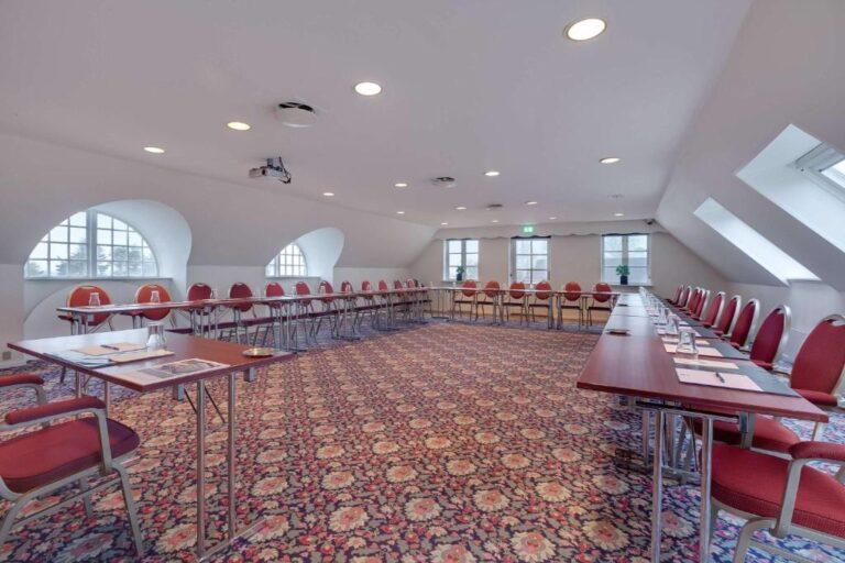 hotel-kryb-ly-kro-1lieu1salle-meeting.jpg