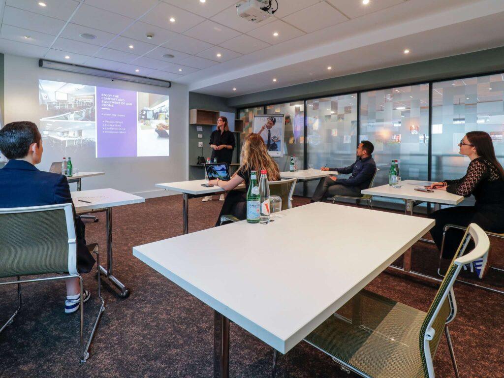 novotel-luxembourg-centre-1lieu1salle-meetings.jpg