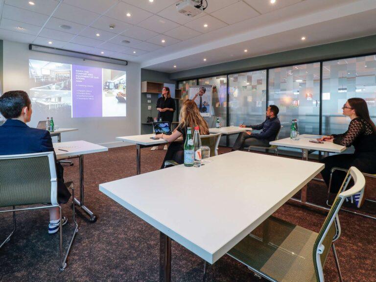 novotel-luxembourg-centre-1lieu1salle-meetings.jpg