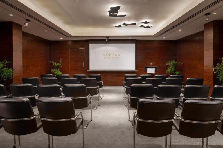 conrad-london-james-1lieu1salle-meeting.jpg