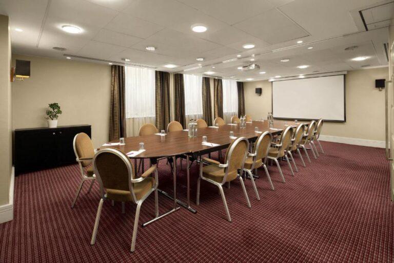 crowne-plaza-london-ealing-1lieu1salle-reunions.jpg