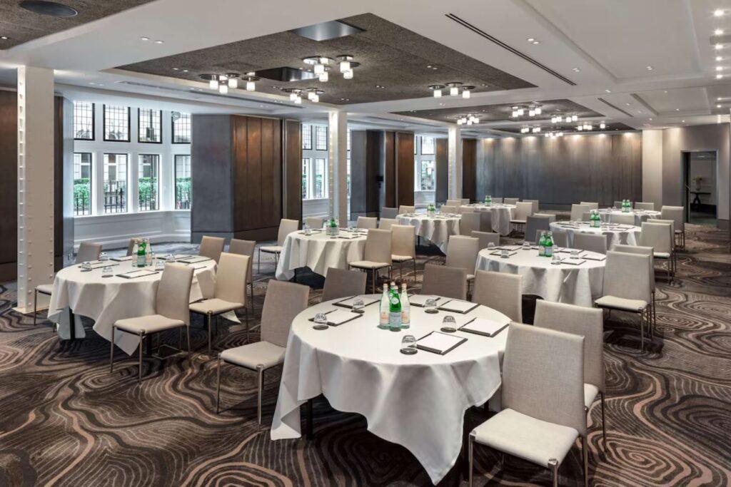 radisson-blu-london-bloomsbury-1lieu1salle-meeting.jpg