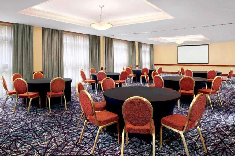sheraton-skyline-london-heathrow-1lieu1salle-meetings.jpg