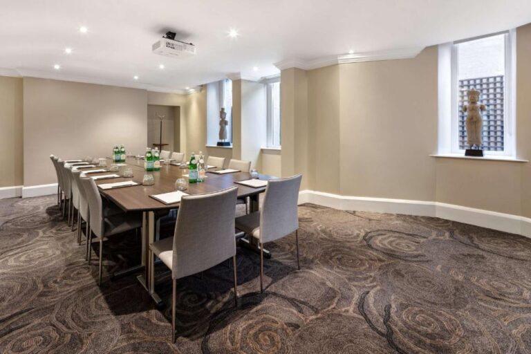 radisson-blu-london-tottenham-court-1lieu1salle-meeting.jpg