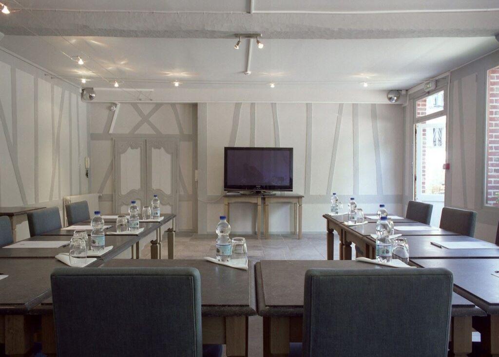 la-licorne-hotel-restaurant-1lieu1salle-convention-reunion-seminaire-1.jpg
